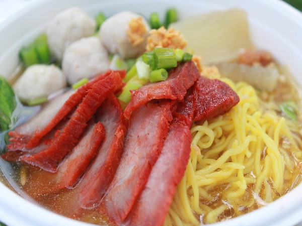 บะหมี่เหลืองหมูสับ + ลูกชิ้น