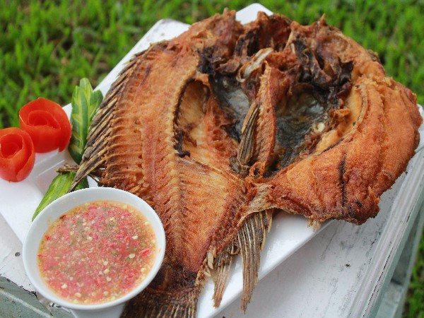 ปลานิลทอด+น้ำจิ้มซีฟู๊ด