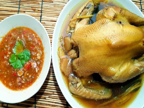 ไก่ต้มน้ำปลา + น้ำจิ้มซีฟู้ด
