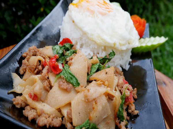 ข้าวผัดกะเพราหน่อไม้หมูสามชั้น + ไข่ดาว
